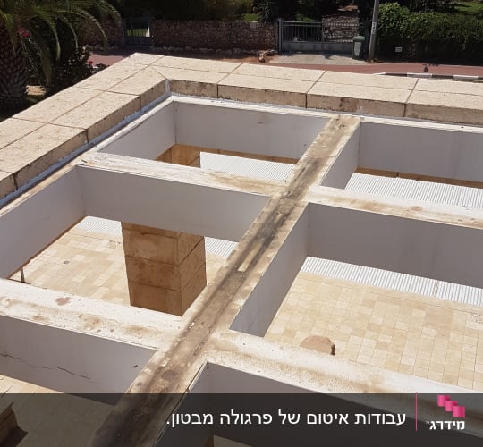 איטום גג עם קורות בטון ואריחים